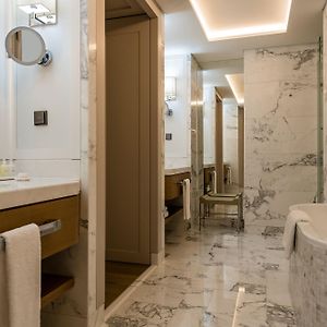 Deluxe Suite Cimer & Wonder Box are stays from Monday to Thursday except on the before or on a holiday during the repair period